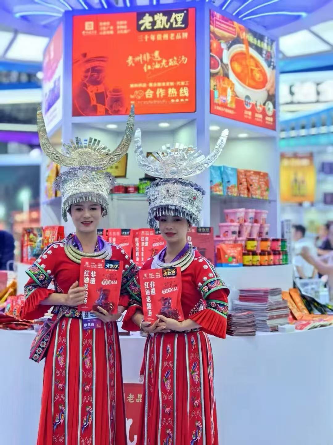 Guizhou beauty showcasing sour soup at South China Expo site