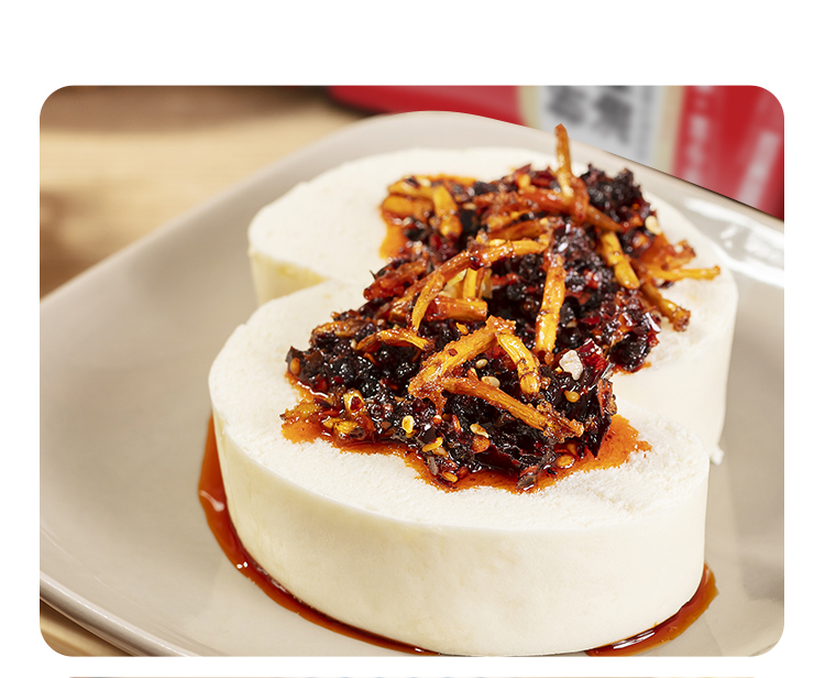 Steamed buns dipped in Guizhou chili sauce – versatile application of chili peppers
