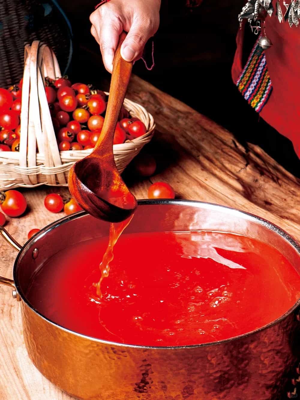 Preparation of Guizhou hot and sour soup Chinese food hot pot